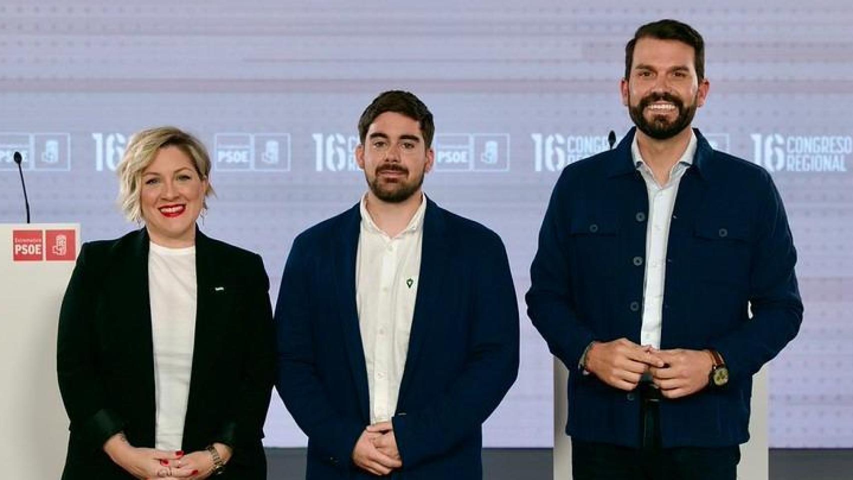 Soraya Vega posa junto al moderador y Álvaro Sánchez Cotrina (derecha) durante el debate de las primarias.