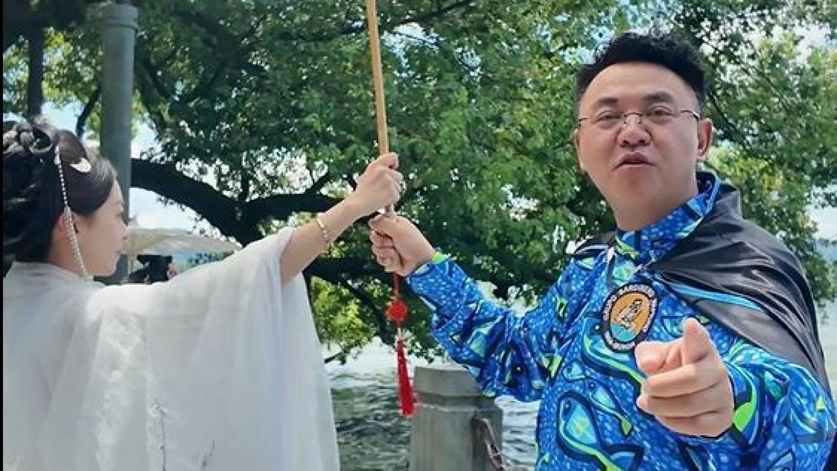Jin Ye, vestido con el traje típico del Grupo Neptuno que desfile en el Entierro de la Sardina, durante su viaje promocional por China.