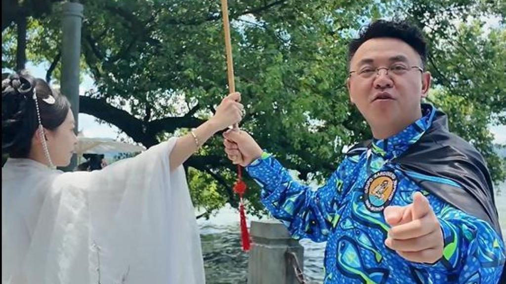 Jin Ye, vestido con el traje típico del Grupo Neptuno que desfila en el Entierro de la Sardina, durante su viaje promocional por China.