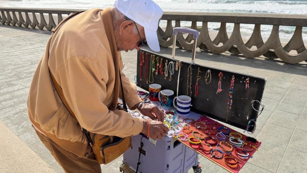 Enrique, venezolano en A Coruña en su puesto de pulseras