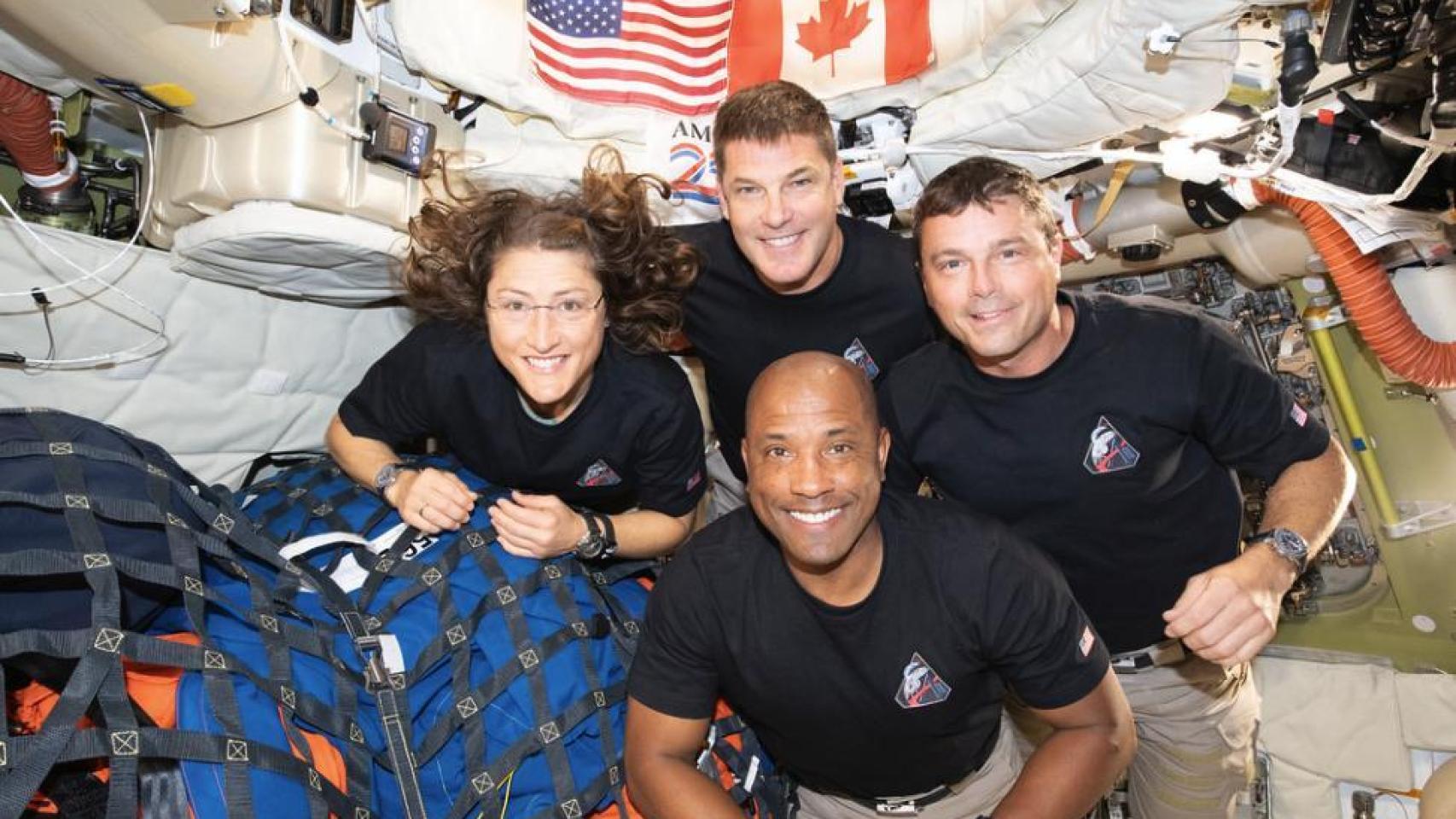 Astronautas de la misión Artemis II dentro de la cápsula Orion
