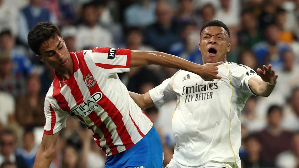 Mbappé asks for a penalty for Vitor Reis's elbow in the match against Girona.