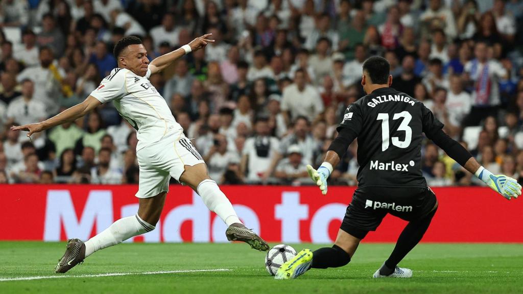 Mbappé, ante Gazzaniga.
