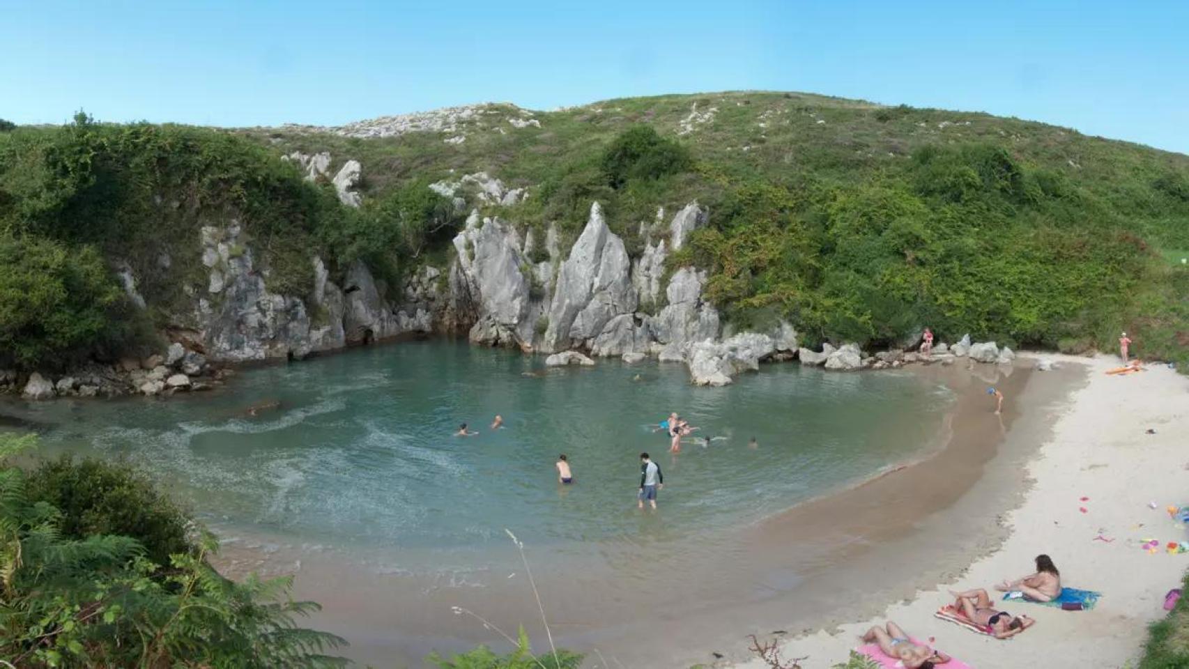 Imagen de esta playa de interior con varios bañistas disfrutando de ella.