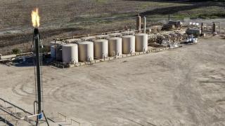 Imagen de de archivo de tanques que almacenan petróleo en una refinería de Estados Unidos.