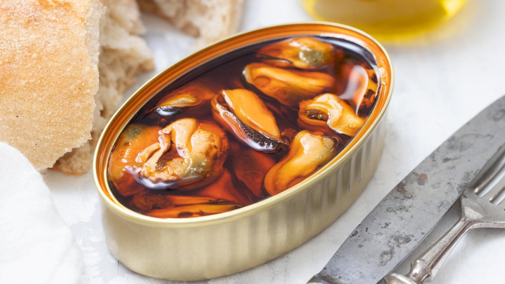 Una lata de mejillones en escabeche