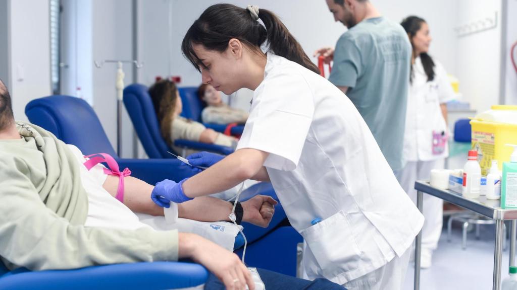 Una persona dona sangre durante la 28º maratón para donar sangre en el Hospital Ramón y Cajal, a 19 de noviembre de 2025, en Madrid (España).