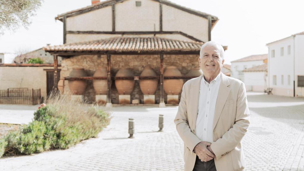 Rivera frente a la iglesia de Torremocha de Jarama, su pueblo.