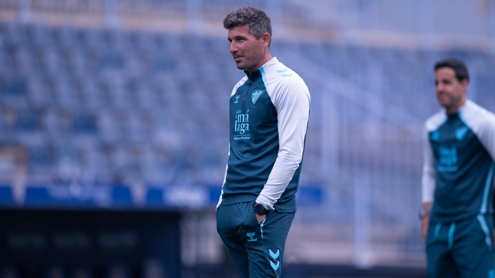 Juanfran Funes, entrenador del Málaga CF, durante un entrenamiento con el Málaga CF