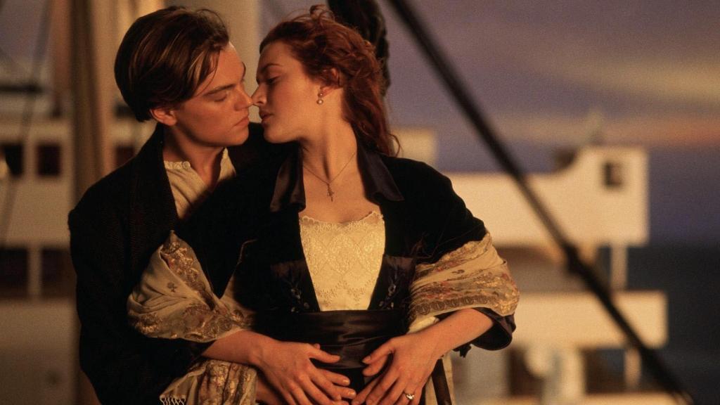 Jack y Rose a punto de darse un beso que cambiará el rumbo de sus vidas en 'Titanic' (20th Century Fox, 1997).