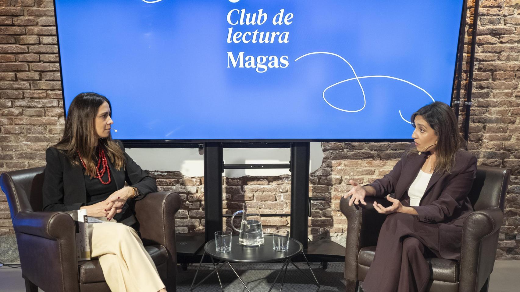 La autora y la periodista Ana Núñez-Milara, durante el encuentro.