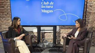 La autora y la periodista Ana Núñez-Milara, durante el encuentro.