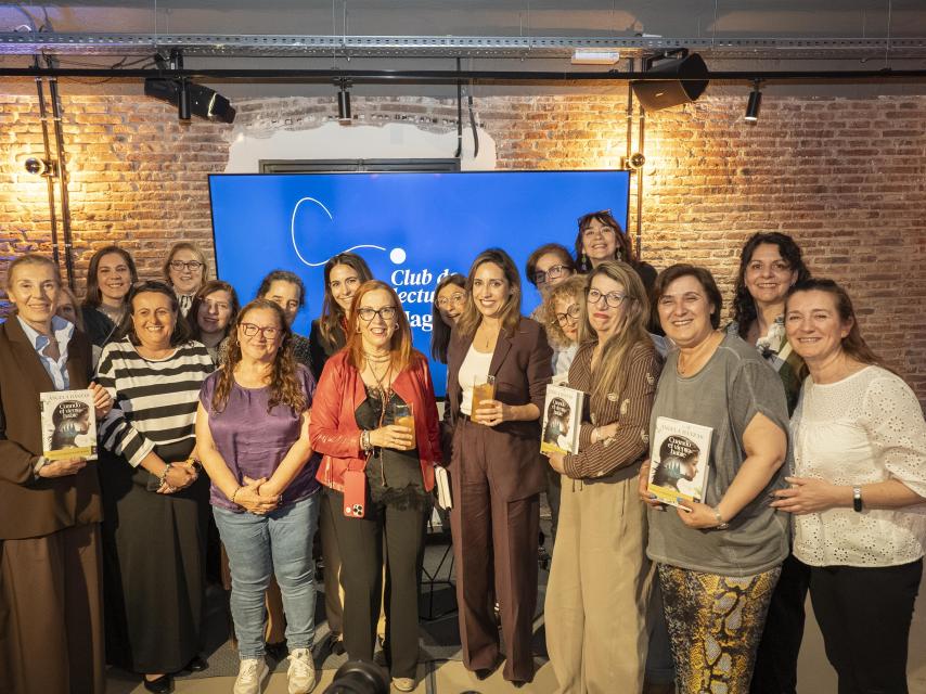 La autora, con sus lectoras en el Espacio DOBBLE de Madrid.