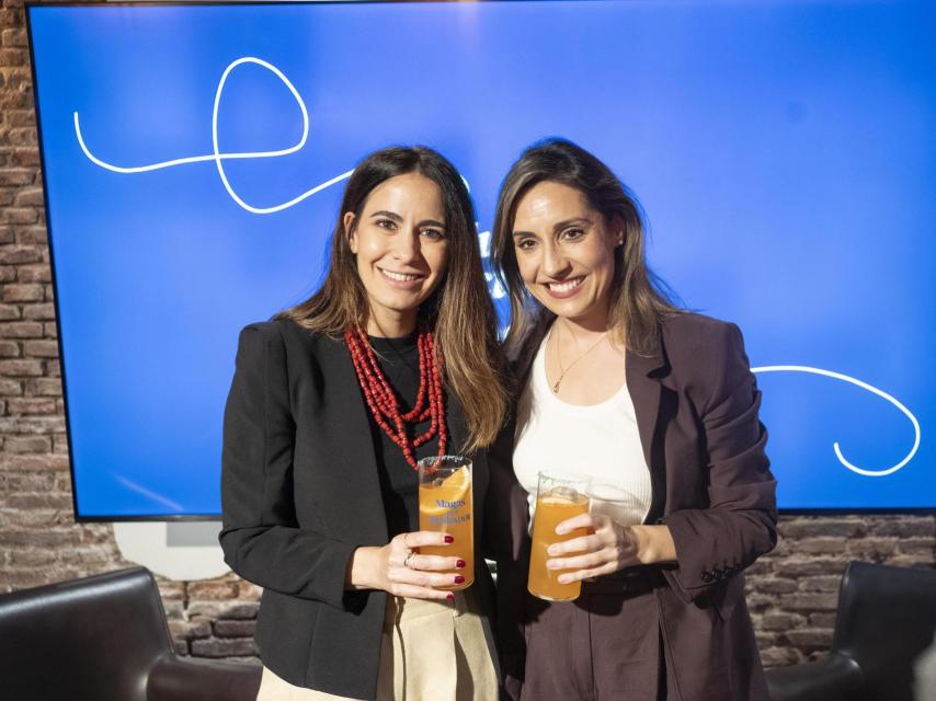 Ana Núñez-Milara, adjunta a la dirección de EL ESPAÑOL, brinda con Ángela Banzas con el cóctel Magas por Fundador.