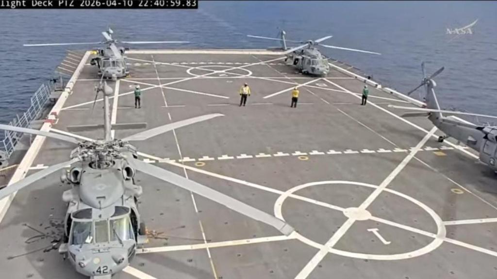 Cubierta del USS John P. Murtha con los helicópteros que rescatarán a los astronautas