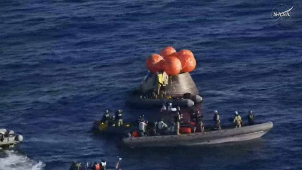 Miembros de rescate entran en la cápsula