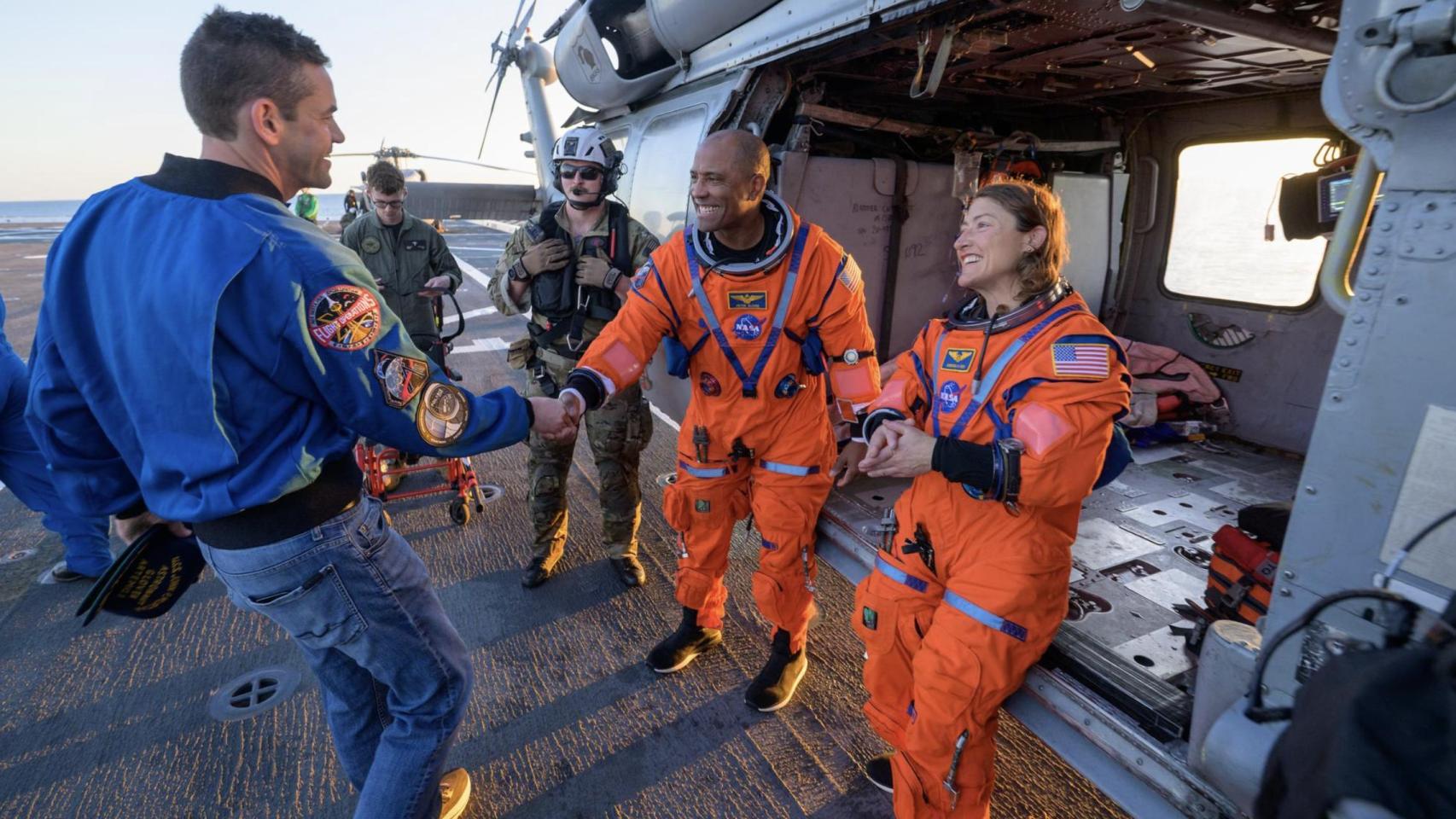 Las astronautas Glover y Koch saludan a Isaacman, administrador de la NASA.
