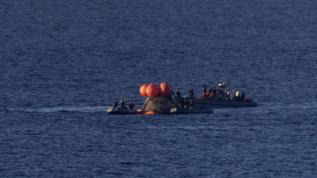 Equipos de rescate junto a la cápsula Orion.