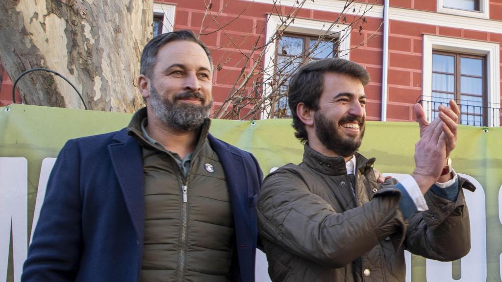 El presidente de Vox, Santiago Abascal, y el exvicepresidente de la Junta Juan García-Gallardo, durante un acto de campaña de las elecciones autonómicas de 2022 en Valladolid