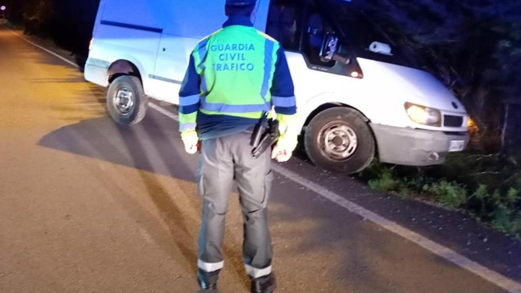 Imagen de archivo de un agente de la Guardia Civil de Tráfico durante una actuación.