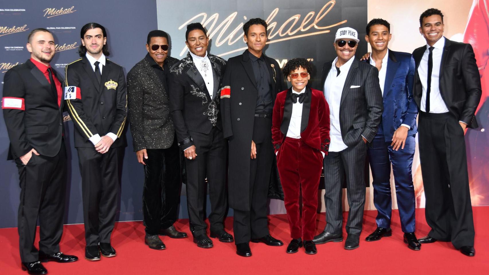 Los hijos de Michael Jackson, Prince y Blanket (a la izqda.), se han dado cita con sus tíos en el estreno de la película 'Michael', basada en la vida del cantante.