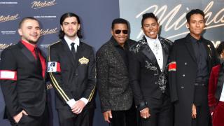 Los hijos de Michael Jackson, Prince y Blanket, se han dado cita con sus tíos en el estreno de la película 'Michael', basada en la vida del cantante.