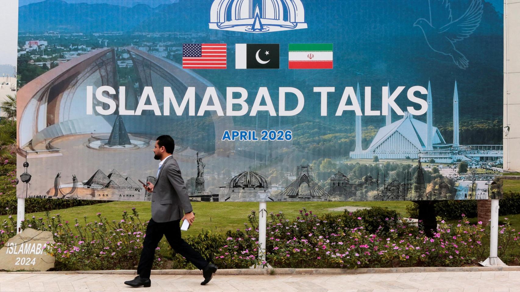 Un hombre pasa junto a una valla publicitaria cerca del centro de prensa mientras se espera que delegaciones de Estados Unidos e Irán celebren conversaciones de paz en Islamabad , Pakistán, el 11 de abril de 2026.