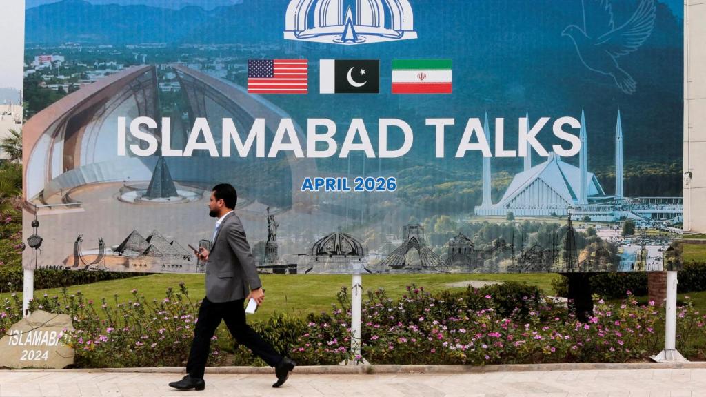 Un hombre pasa junto a una valla publicitaria cerca del centro de prensa mientras se espera que delegaciones de Estados Unidos e Irán celebren conversaciones de paz en Islamabad , Pakistán, el 11 de abril de 2026.