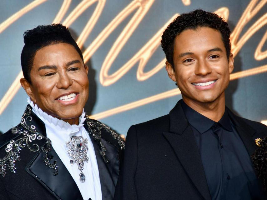 Jermaine Jackson, el cuarto hermano de Michael Jackson, con su hijo Jaafar, que interpreta a su tío en la película.