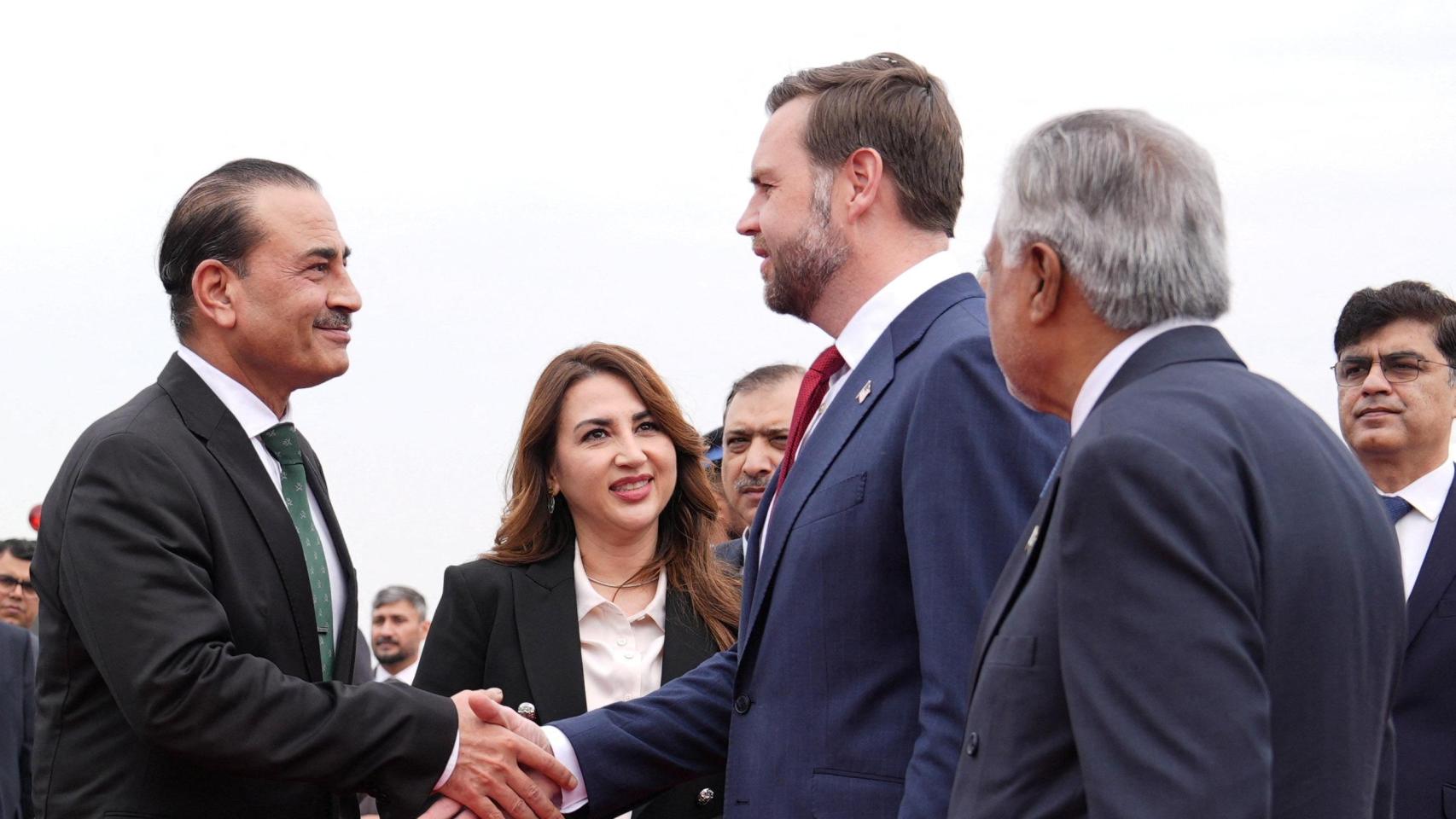 Guerra de Irán, última hora en directo | El primer ministro de Pakistán se reúne con JD Vance: "Que estas conversaciones sirvan como un trampolín hacia una paz duradera"
