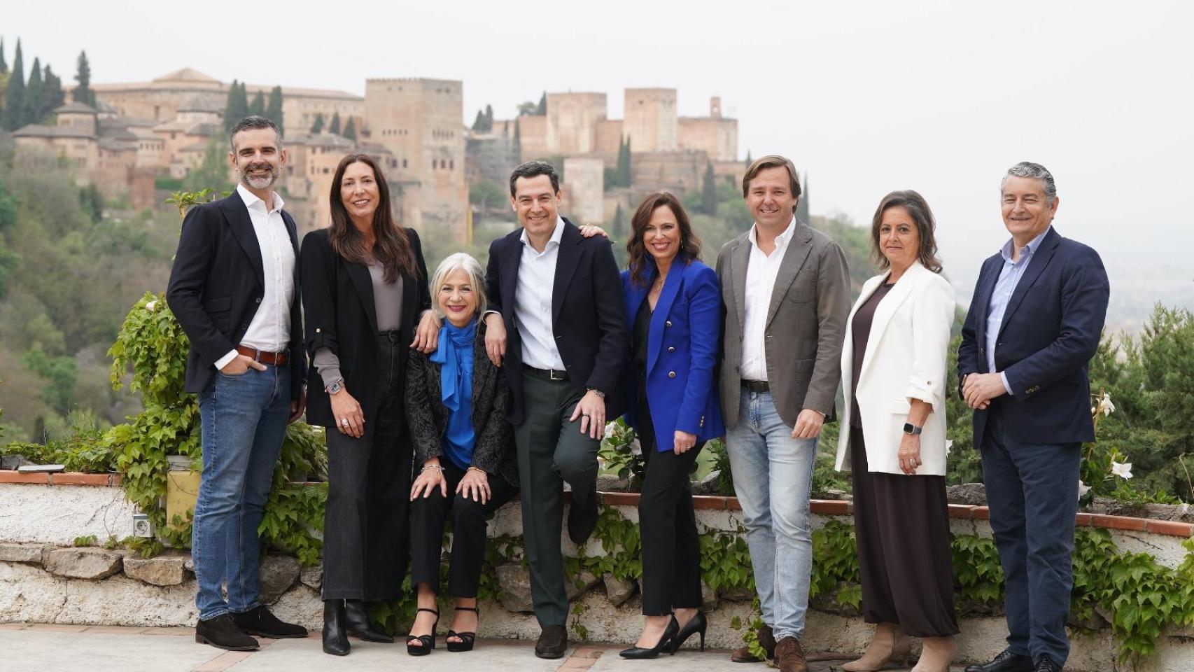 Juanma Moreno, con la Alhambra a su espalda, junto a varios de los candidatos del PP a las elecciones andaluzas.