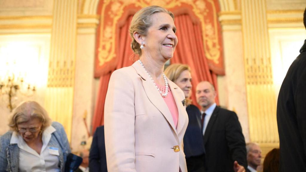 La infanta Elena, junto con su hermana Cristina y su hijo Froilán, ha acompañado a su padre, el rey Emérito, en su homenaje en París.
