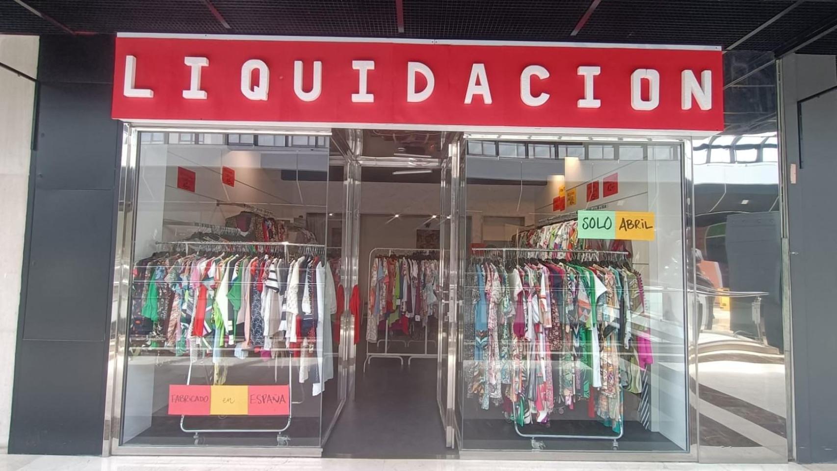 Llega a Cuatro Caminos, en A Coruña, una tienda de liquidación de ropa de mujer por tiempo limitado