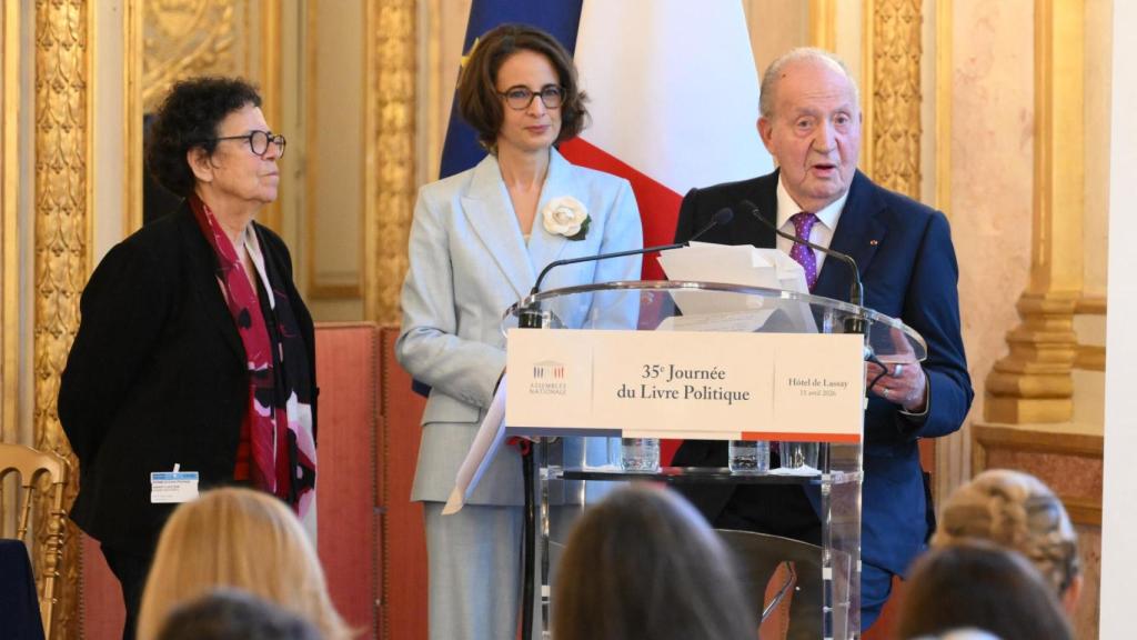 El rey Juan Carlos, junto a Laurence Debray, autora de su libro de memorias, 'Reconciliación', en París.