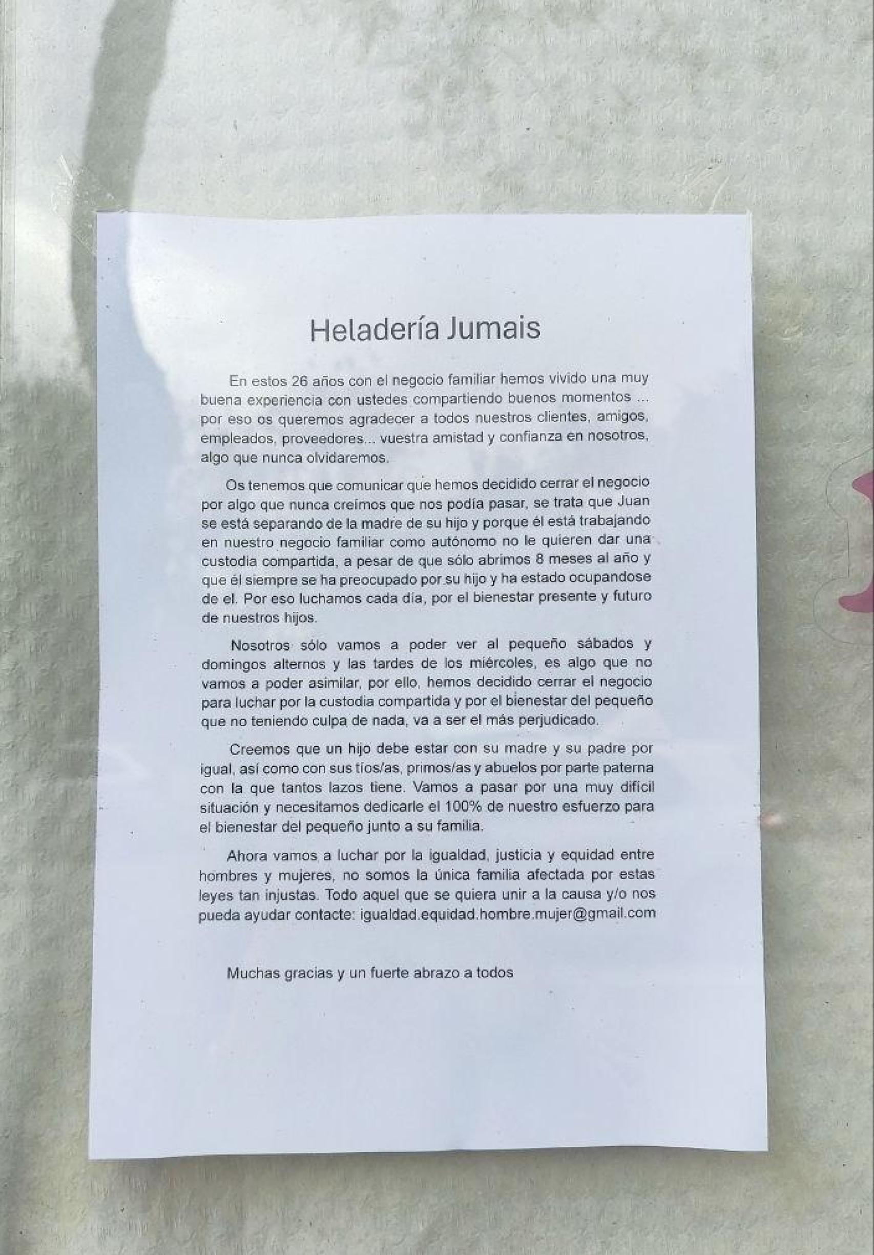 Imagen de la carta pegada en la fachada de la heladería.