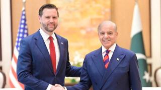 El primer ministro de Pakistán , Shehbaz Sharif, estrecha la mano del vicepresidente de Estados Unidos, JD Vance, este sábado.