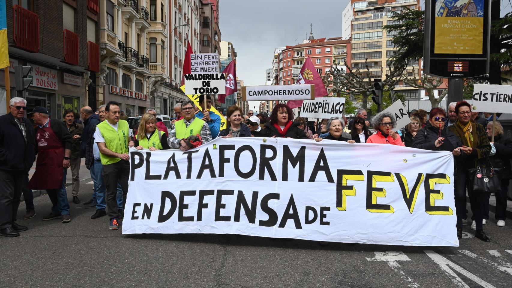 Manifestación por la llegada del tren FEVE al centro de León, este sábado en la capital leonesa