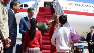 Llegada de Pedro Sánchez a China, acompañado de su mujer, Begoña Gómez.