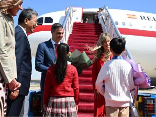 Llegada de Pedro Sánchez a China, acompañado de su mujer, Begoña Gómez.