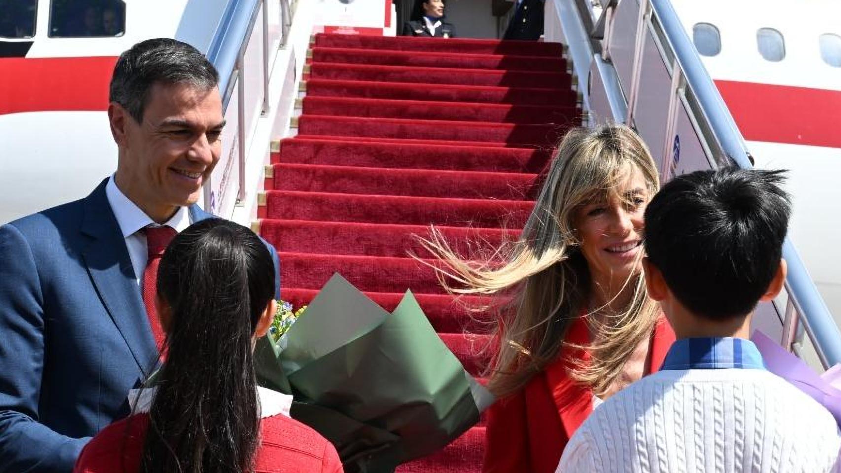 Pedro Sánchez y Begoña Gómez, a su llegada a Pekín, durante su reciente viaje al gigante asiático.