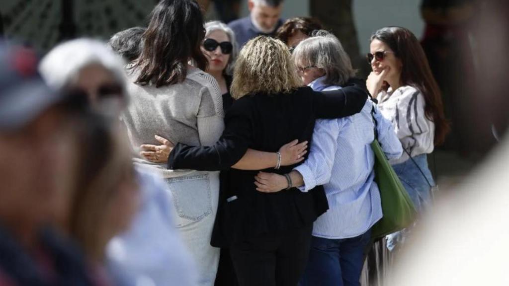Un grupo de personas se abrazan, este viernes, durante el minuto de silencio por la muerte de David en Villanueva de la Cañada.