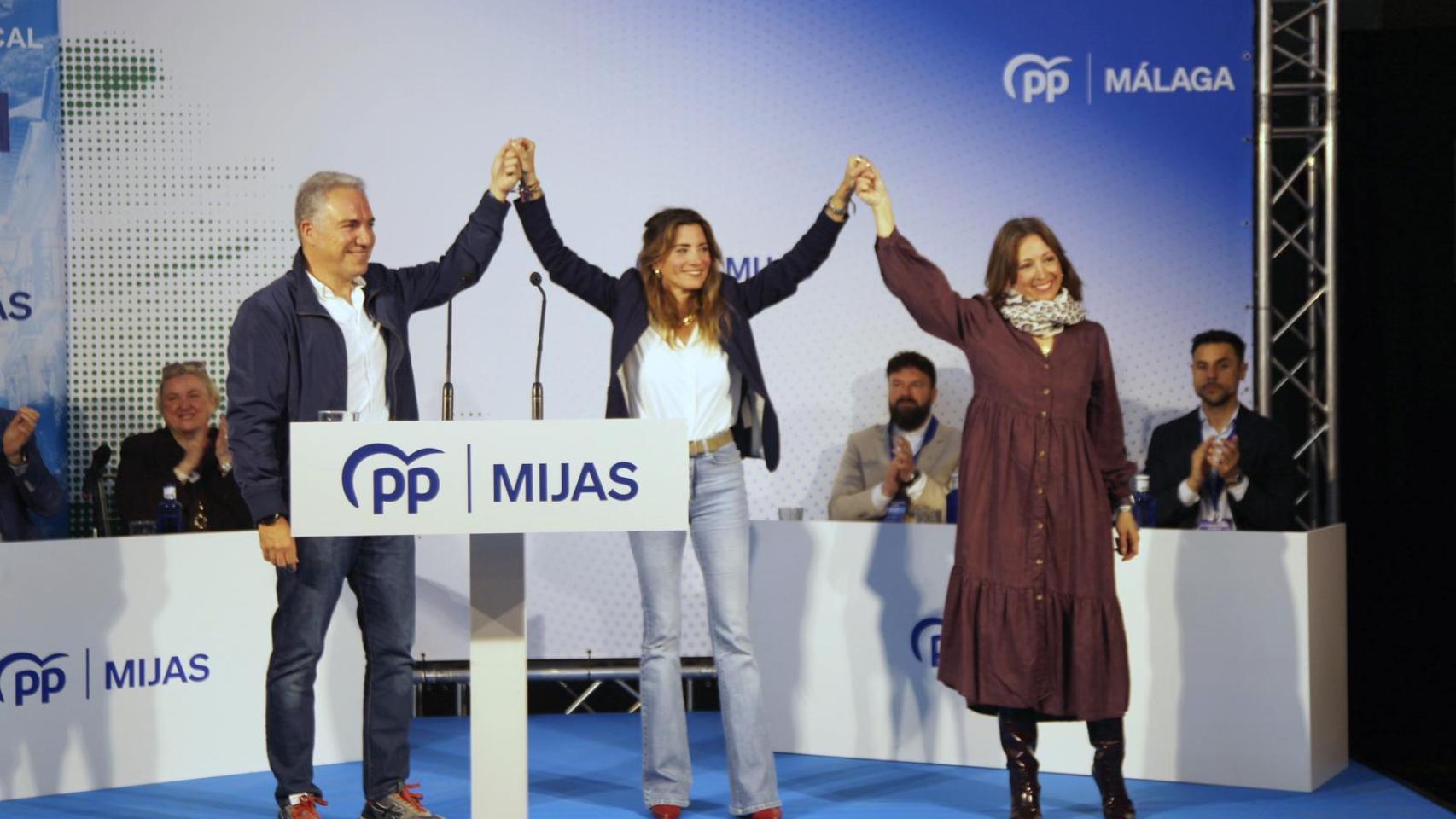 Elías Bendodo junto a Ana Mata y Patricia Navarro.