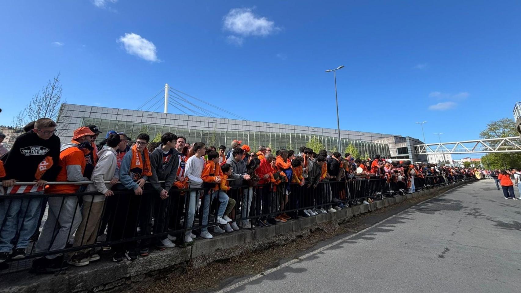 El Básquet Coruña acaricia la ACB: una marea naranja recibe al equipo antes del partido con el Obradoiro