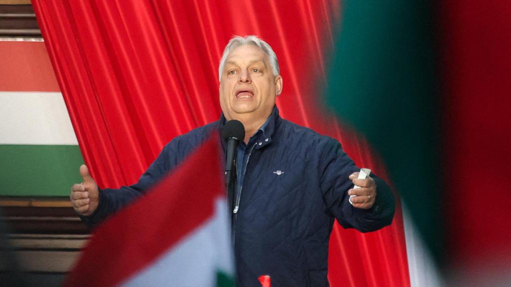 El primer ministro húngaro Viktor Orban habla durante un mitin de campaña electoral en Szekesfehervar, Hungría, el 10 de abril de 2026.