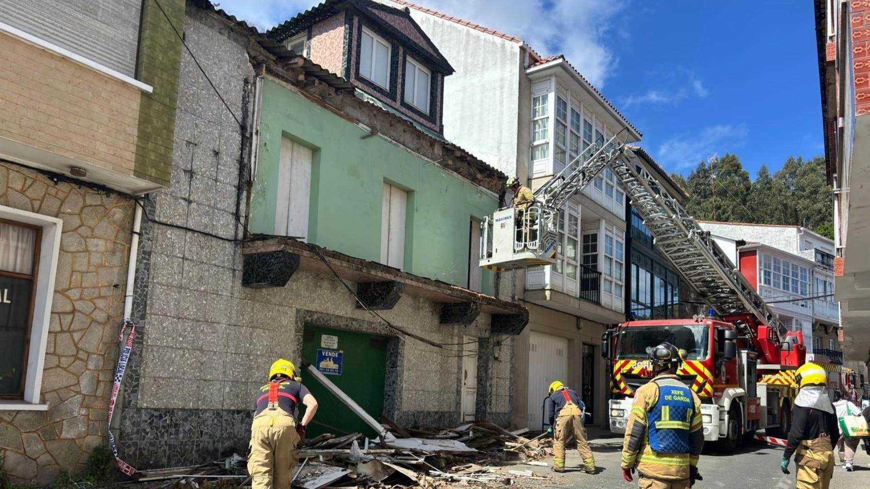 Intervención de Bomberos de Ferrol tras el derrumbe de una galería parcial en una vivienda abandonada en el barrio de A Graña,a a 11 de abril de 2026.