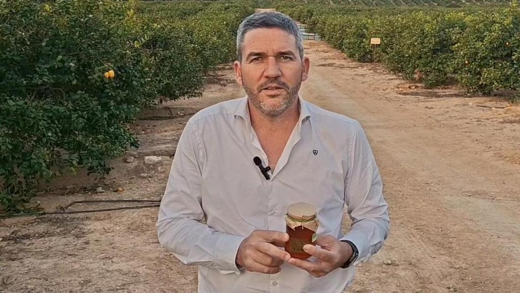 El senador del Partido Popular por la Región de Murcia Antonio Luengo, sujetando un bote con miel.