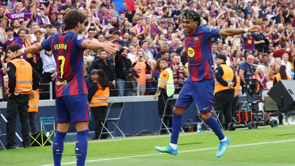 Ferran Torres y Lamine celebran uno de los goles en la victoria ante el Espanyol.