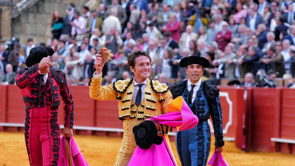 Paco Lama de Góngora pasea una oreja del segundo de la tarde en Sevilla