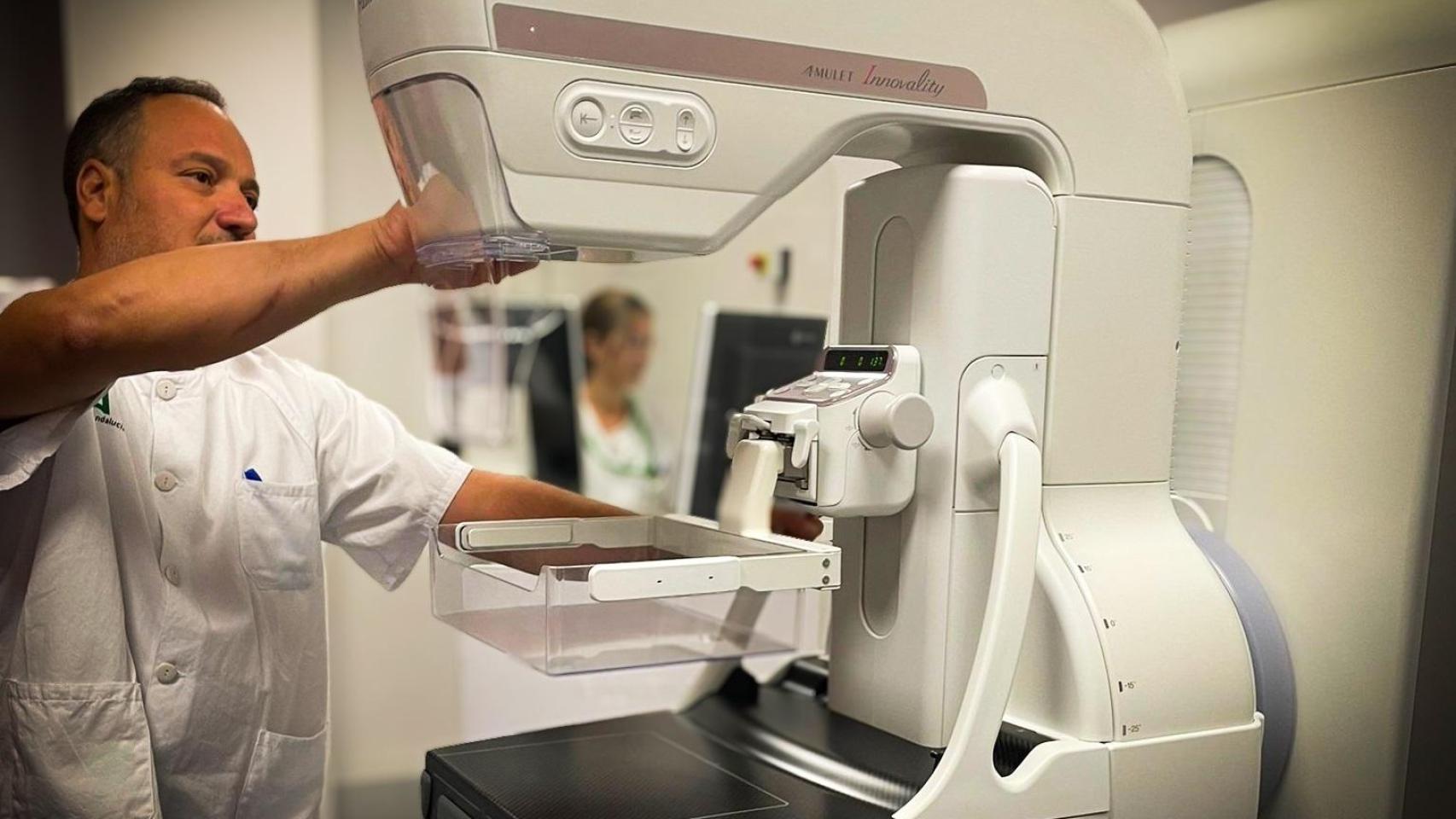 Un operario emplea una máquina de mamografías.