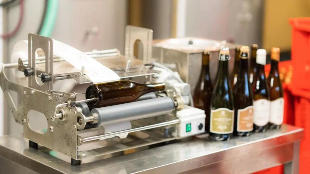 El etiquetado de las botellas de sidra de Quinta da Moscadinha